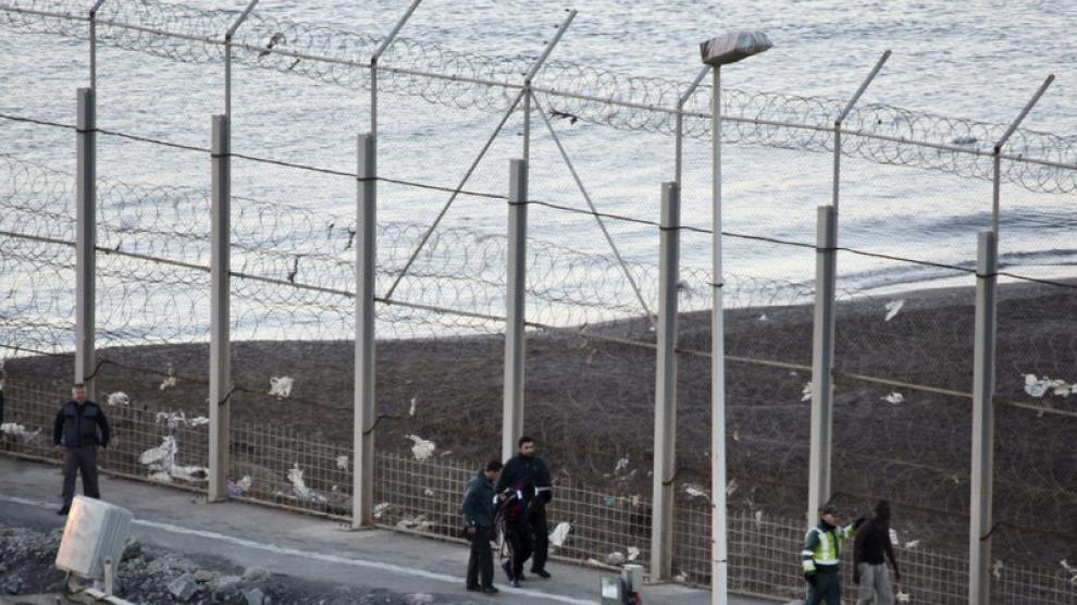 Un Joven Inmigrante Se Rompe La Pelvis Tras Caer Al Vac O Desde El