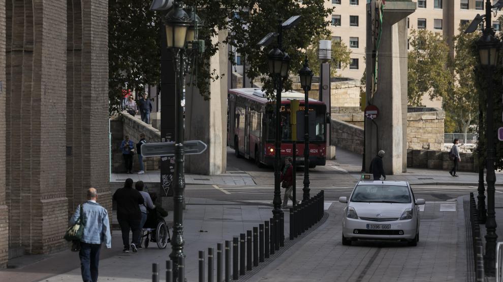 La calle Don Jaime I de Zaragoza se reabre al tráfico a la espera de