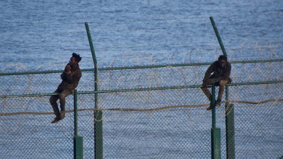 Hallan el cadáver de un joven inmigrante marroquí en una playa de Ceuta