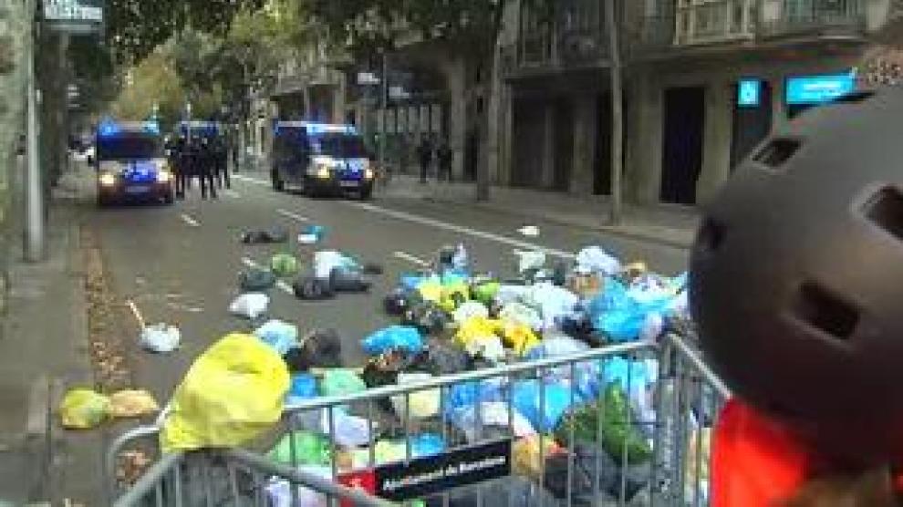 Vídeo sobre el lanzamiento de bolsas de basura en Barcelona