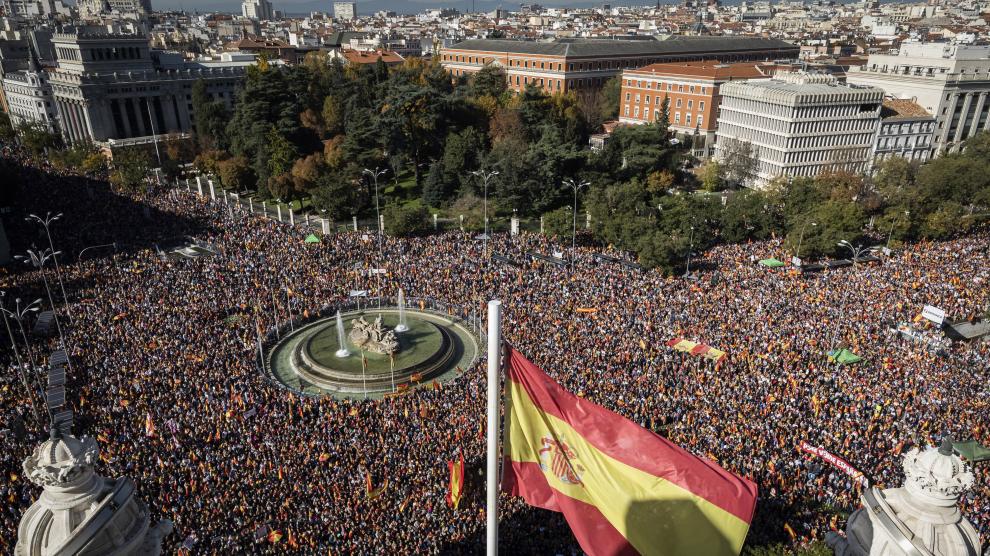 Banderas De Espa A Y De La Uni N Europea Inundan La Plaza De Cibeles En