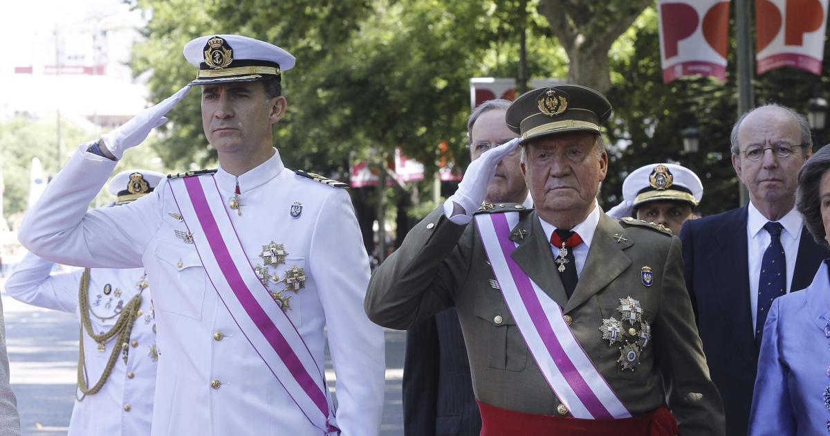 Los Reyes y Príncipes entre aplausos presiden el Día de las Fuerzas