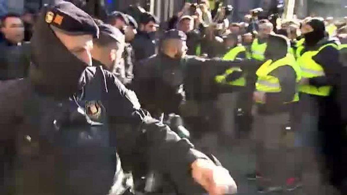 Un Guardia Civil Resulta Herido En La Nuca Al Frenar A Taxistas En