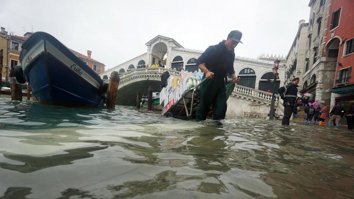 Venecia sufre su peor inundación desde 1966