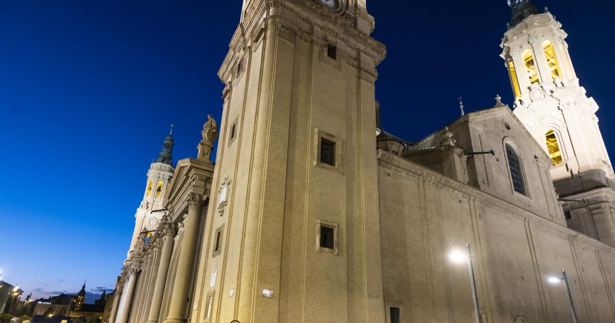 Fotos Ca Da De Cascotes En Una De Las Torres Del Pilar Im Genes