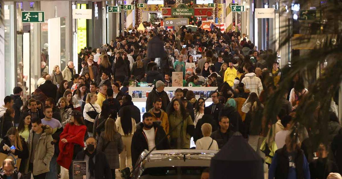 Las compras abarrotan el centro y las grandes superficies en el último