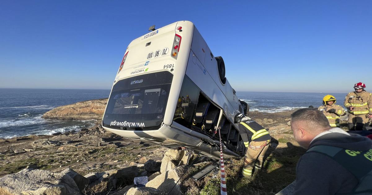 Cuatro heridos al volcar un microbús en Galicia y quedarse a punto de