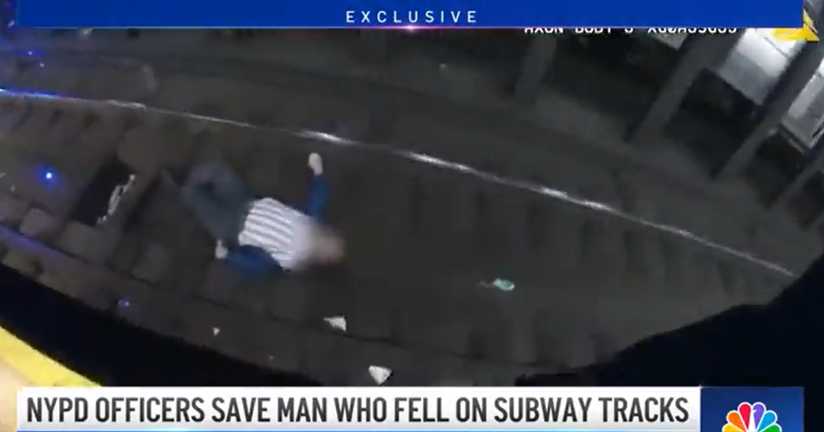 VÍDEO Un hombre cae inconsciente a las vías del metro de Nueva York y