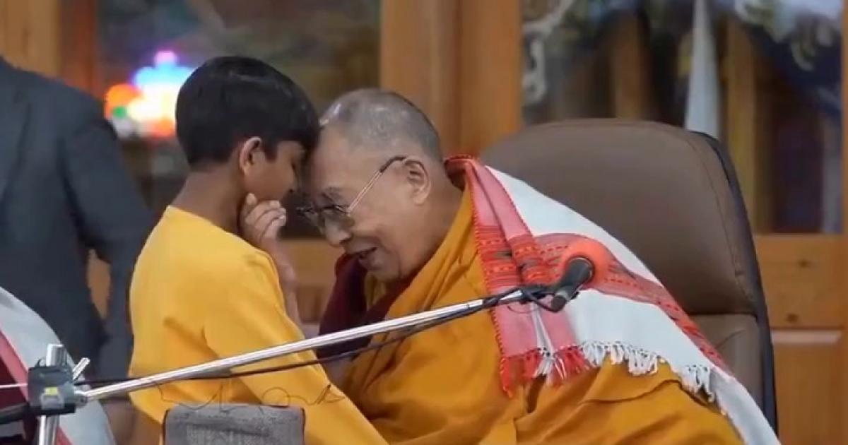 Video El Dalai Lama Se Disculpa Por Pedirle A Un Ni O Que Le Chupe Su