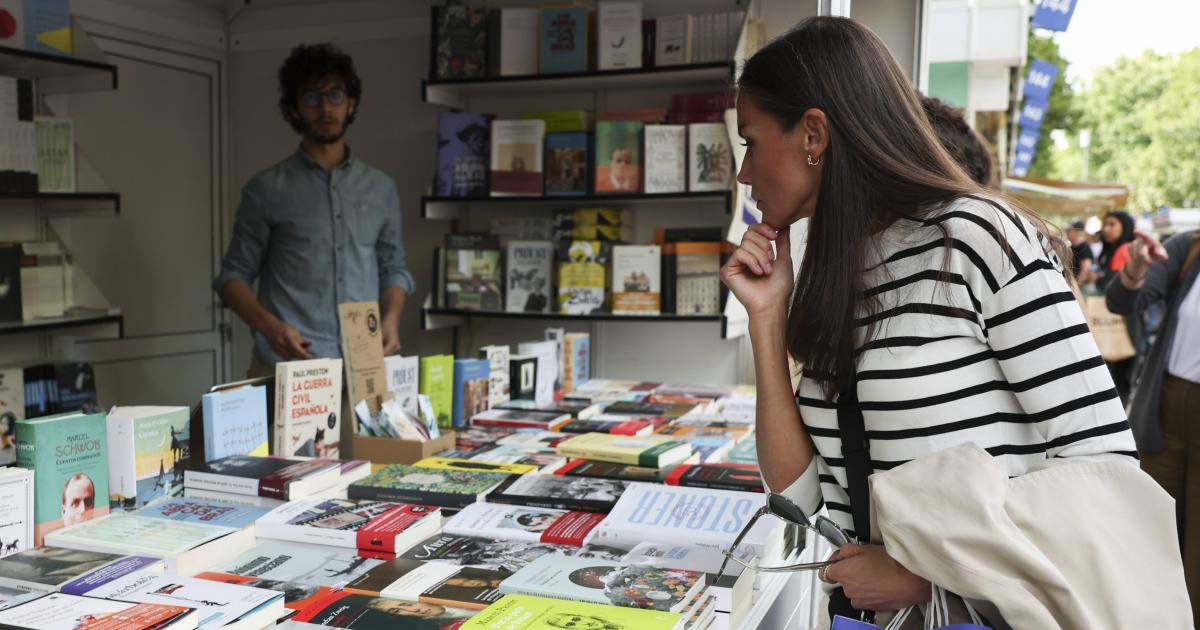 La Reina Visita Por Sorpresa La Feria Del Libro De Madrid