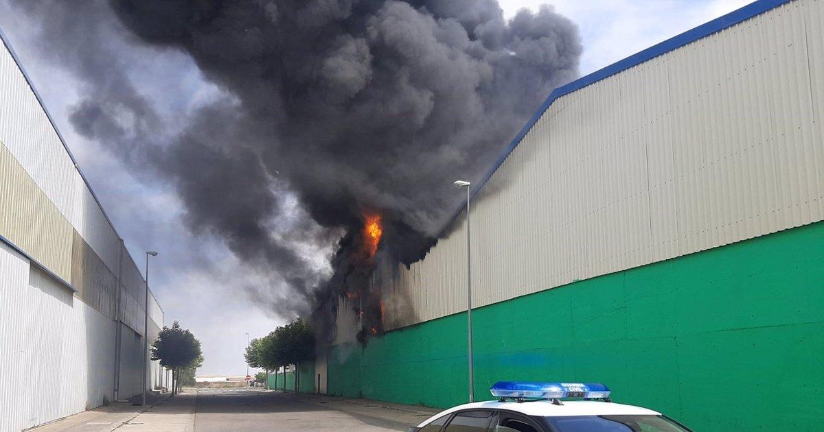 Alerta Por Posible Humo T Xico En El Incendio De Una Empresa De