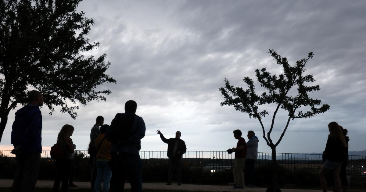 Un Cielo Cubierto Desluce La Puesta De Sol Del Solsticio De Verano