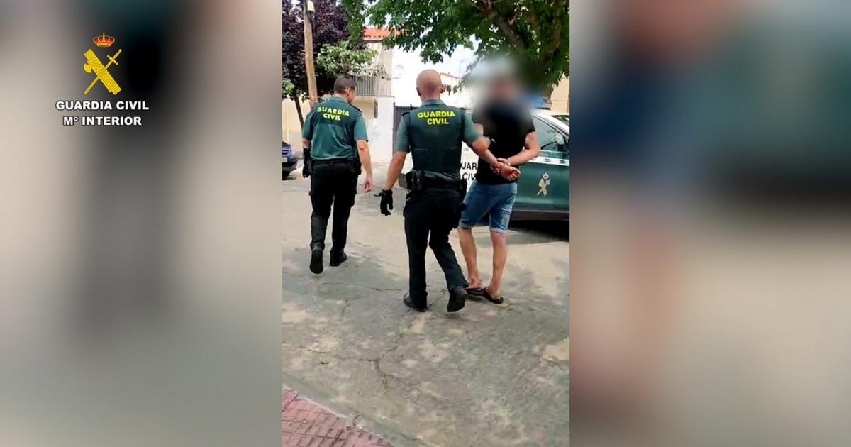 Un Hombre Se Esconde Entre Mantas En Un Armario Tras Maltratar A Su Pareja