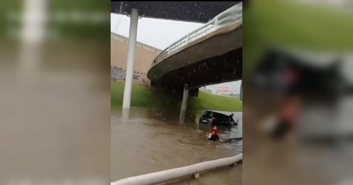 En V Deo Una Pareja Logra Salir De Su Coche Sumergido En El Agua En