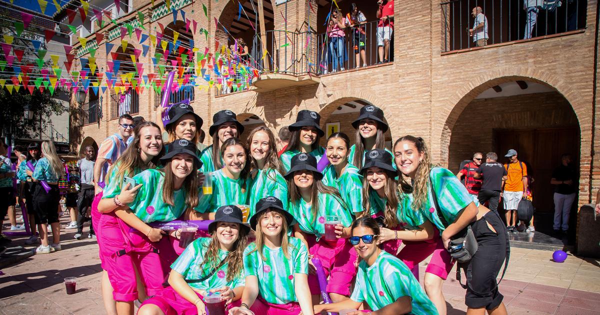 Cánticos bailes y colorido desencadenan las Fiestas de Santa Pantaria