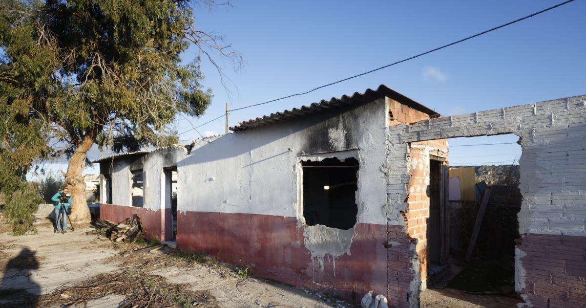 Arde una vivienda unifamiliar en una urbanización del barrio rural de