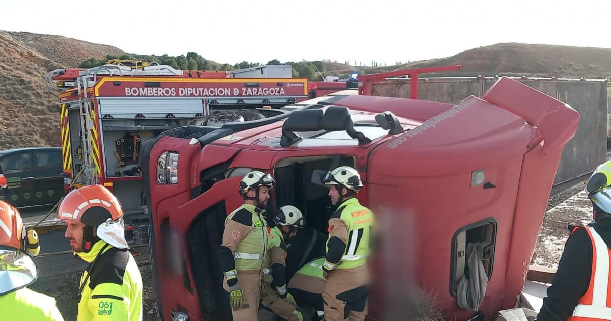 Herido el conductor de un camión articulado al volcar en la N 232 a la