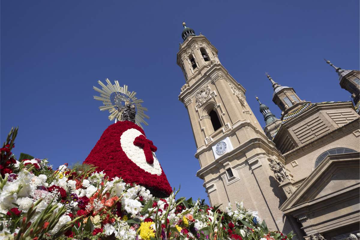 Hasta Qu D A Se Puede Ver El Manto De La Virgen Del Pilar Lleno De