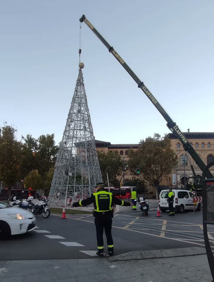 La Instalaci N Del Rbol De Navidad En La Plaza Para So De Zaragoza