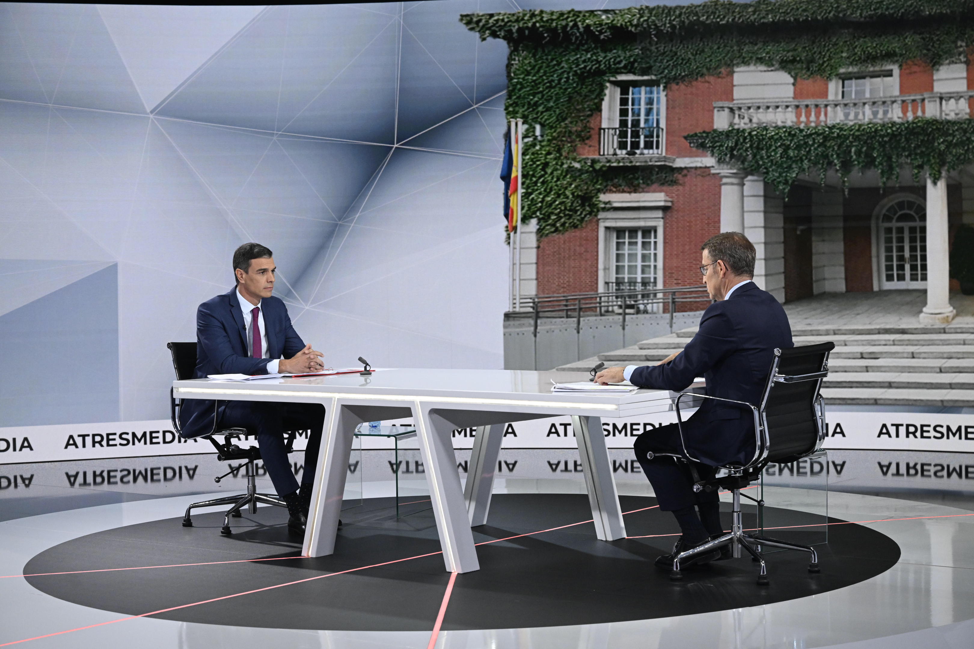 Sánchez y Feijóo se reprochan los pactos con Bildu y Vox en un tenso debate