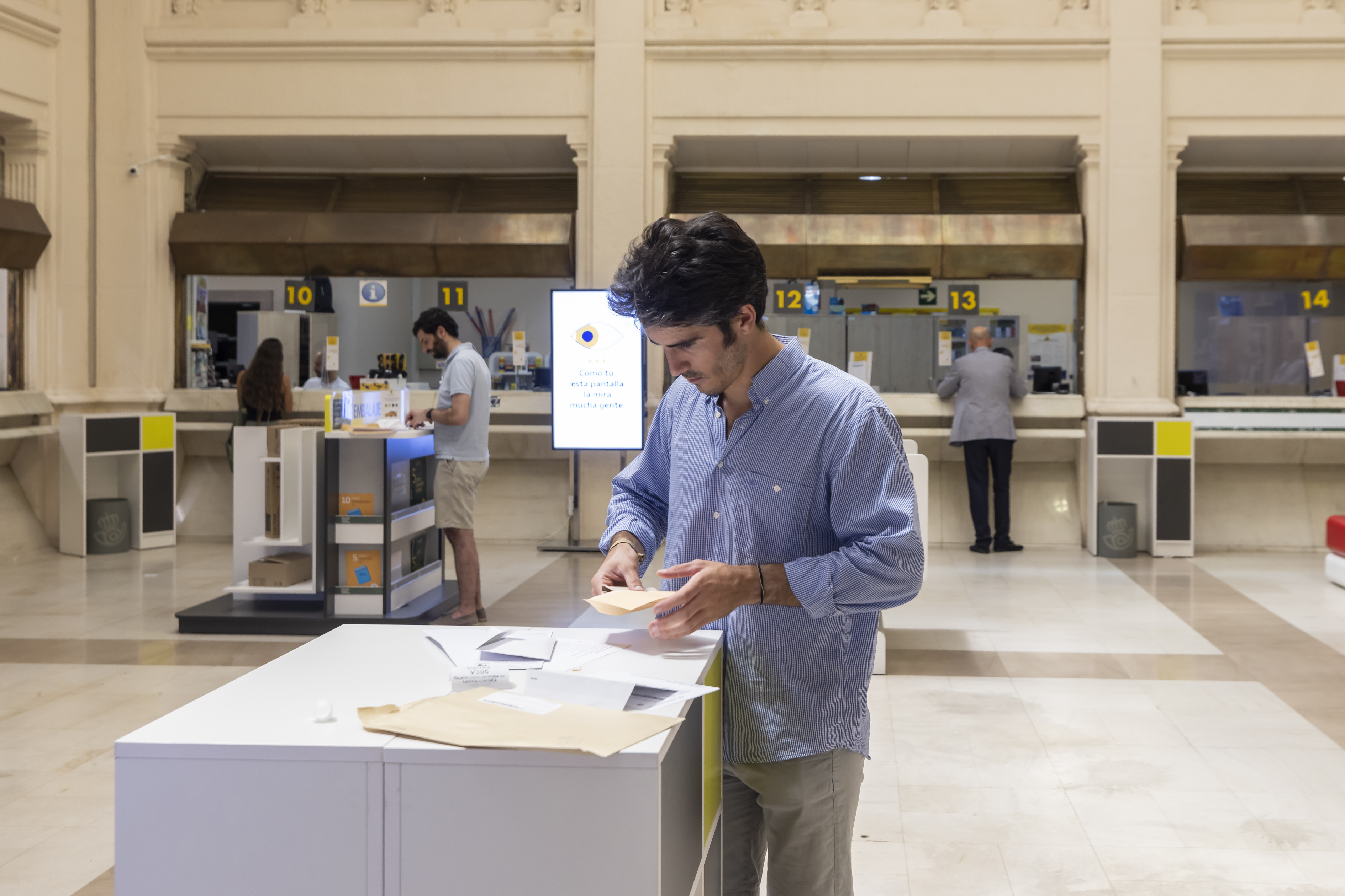 Correos amplía los horarios y los repartos para garantizar el voto a 90