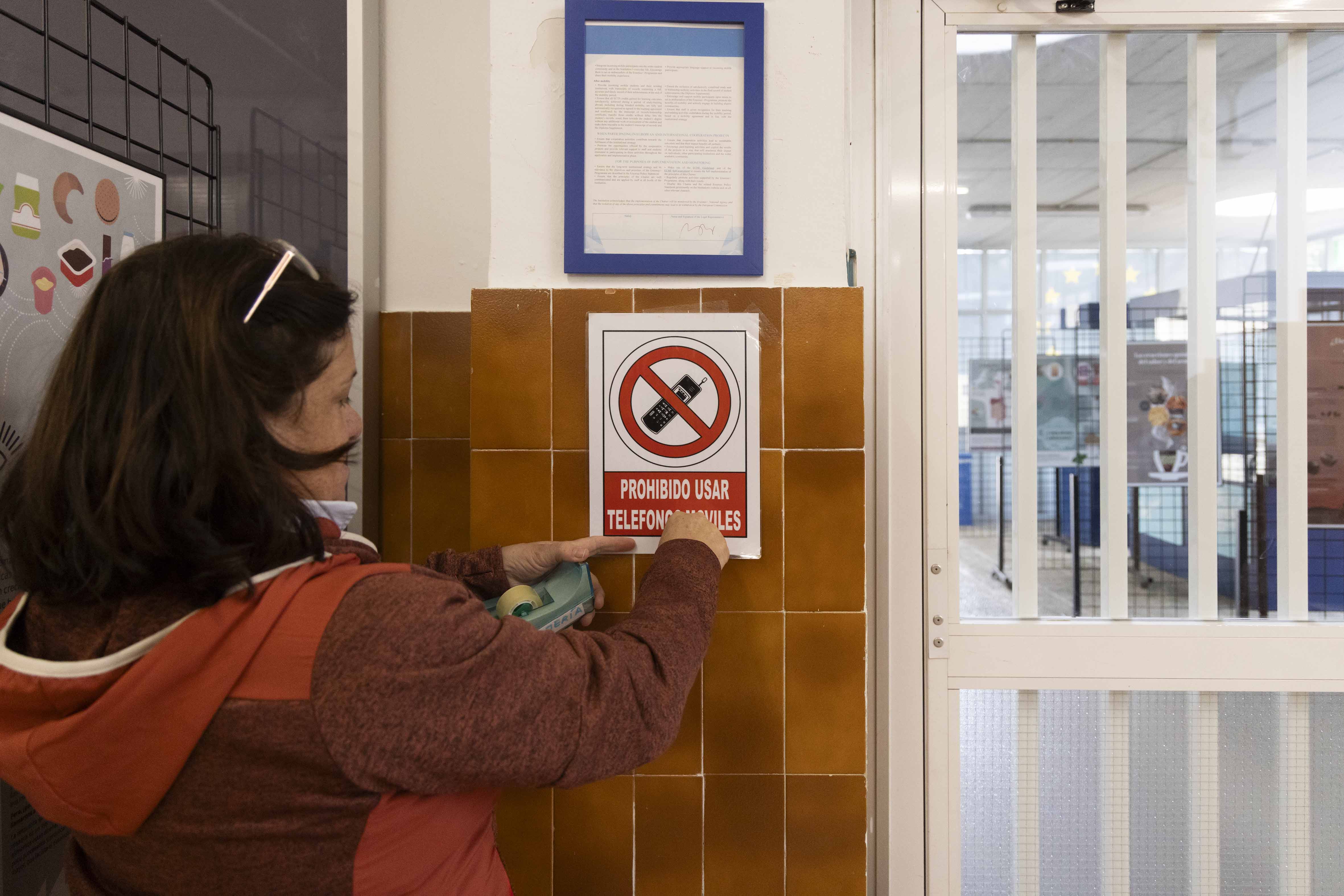 El M Vil En Los Colegios A Debate Del Veto Total A La Regulaci N Y El