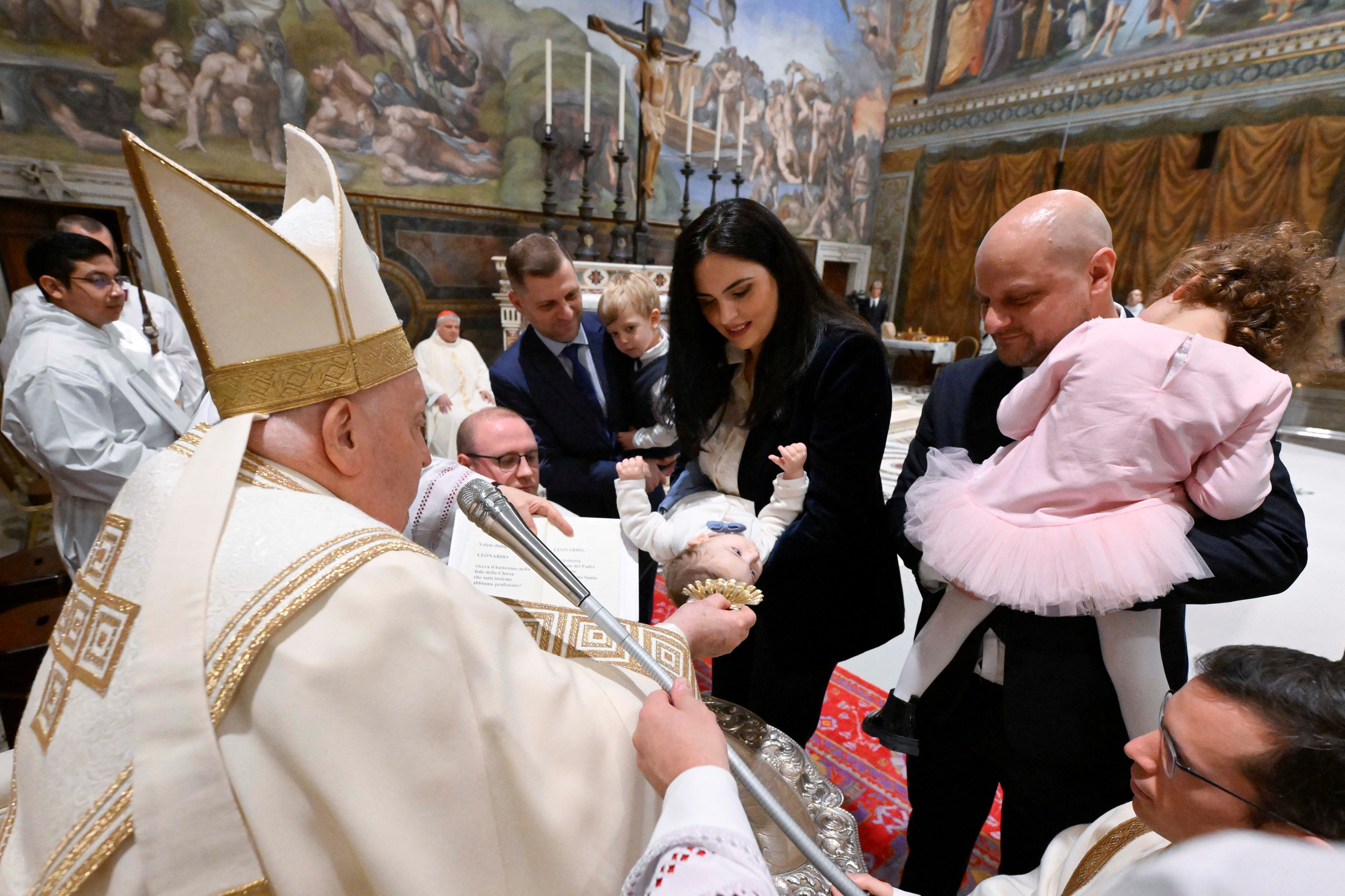 El Papa Bautiza A Ni Os En La Capilla Sixtina Del Vaticano Que