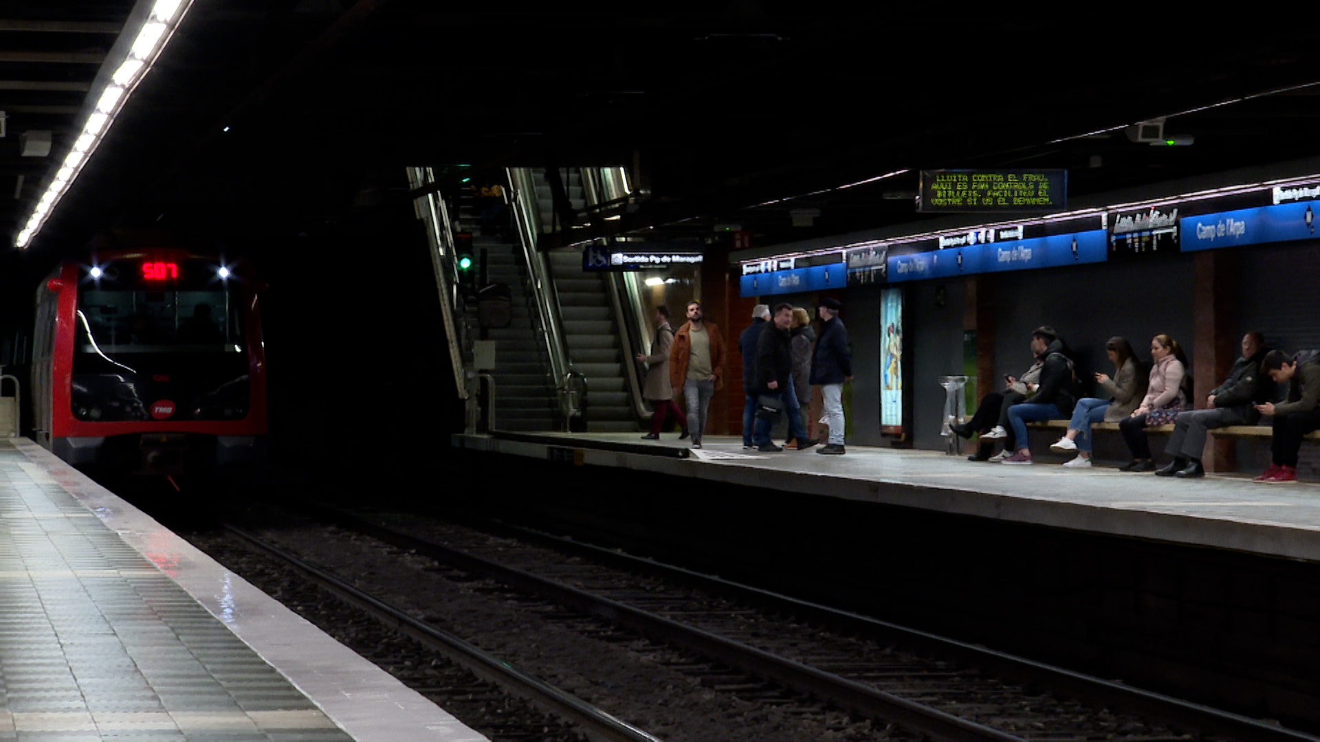 Un Perro Deambula Por Los T Neles Del Metro De Barcelona Y Deja Sin