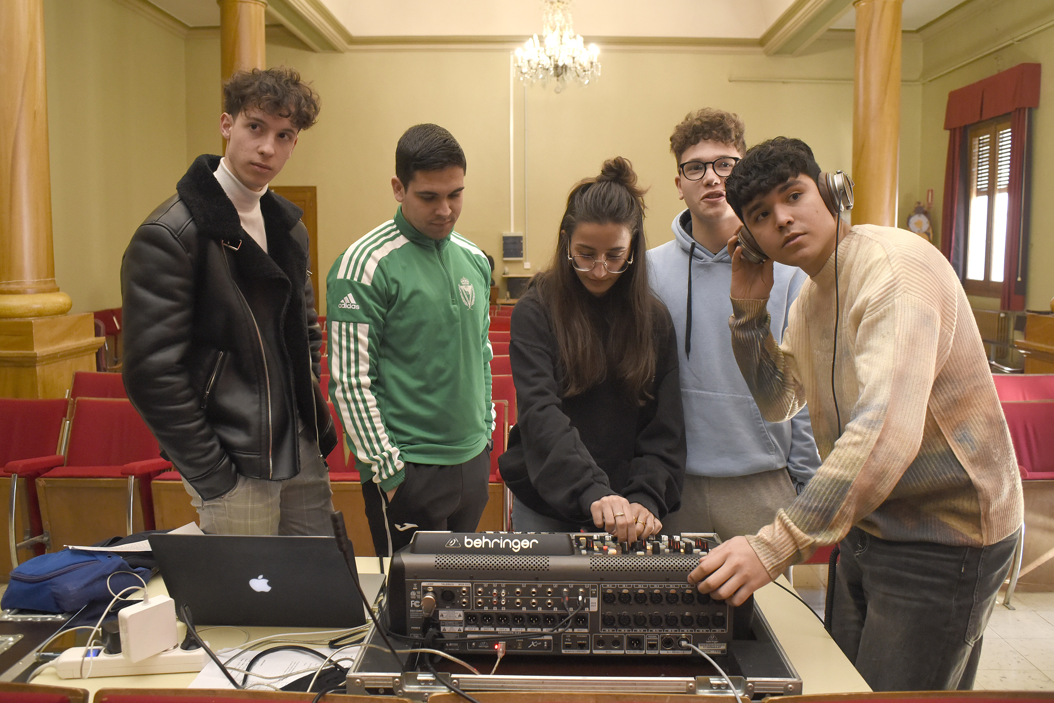 Fotos de preparativos de los conciertos en el IES Ramón y Cajal de