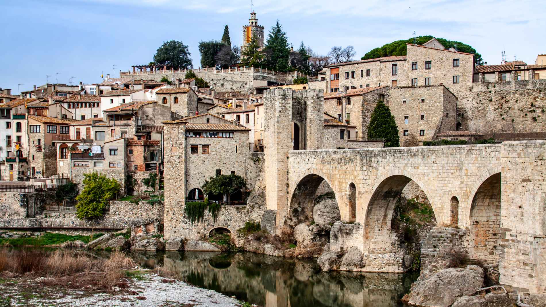 El pueblo más bonito de España para viajar en mayo un escenario de