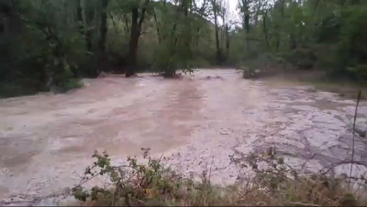 Vídeo una tromba de agua convierte en un río el camino de Cañizar a