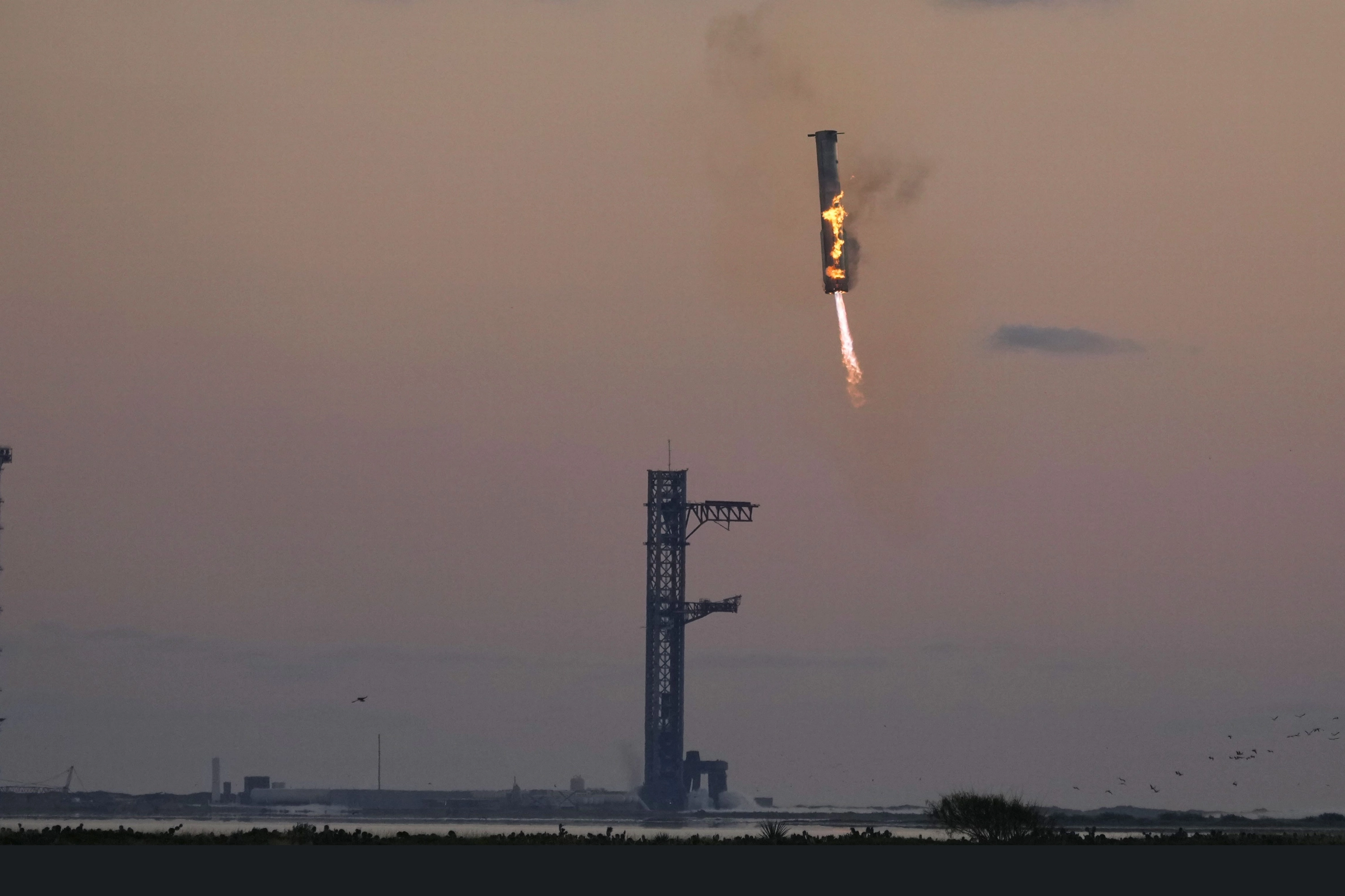 SpaceX prueba con éxito su Starship y captura la primera fase