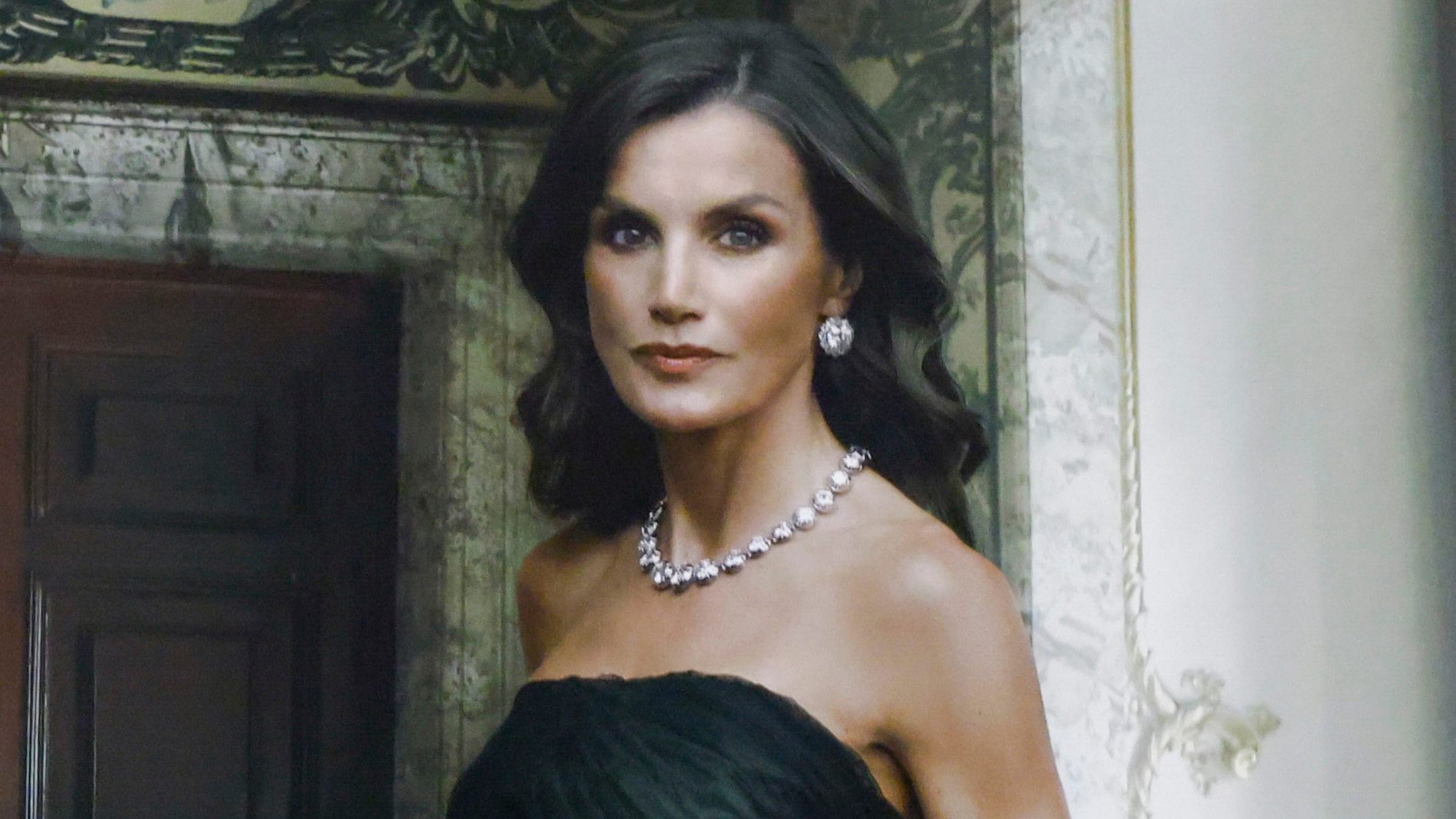 As Son Las Joyas Que Lleva La Reina Letizia En El Retrato De Annie