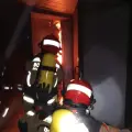 Efectivos del servicio de Bomberos de la Diputación de Teruel interviniendo en un incendio en una vivienda.