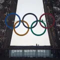 Juegos en Paris: la Torre Eiffel exhibe los aros olímpicos