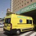 Una ambulancia llega al servicio de Urgencias del hospital Miguel Servet de Zaragoza