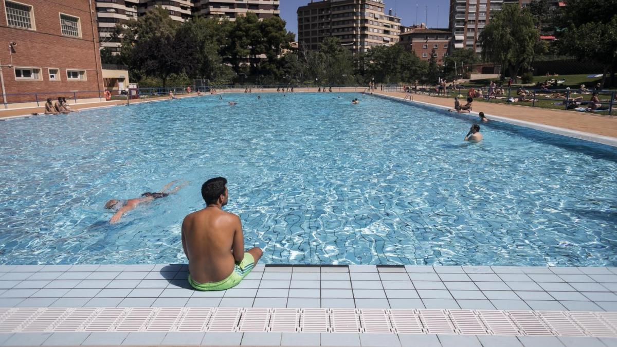 Sol Y Buena Temperatura Para Despedir La Temporada De Piscinas En Zaragoza