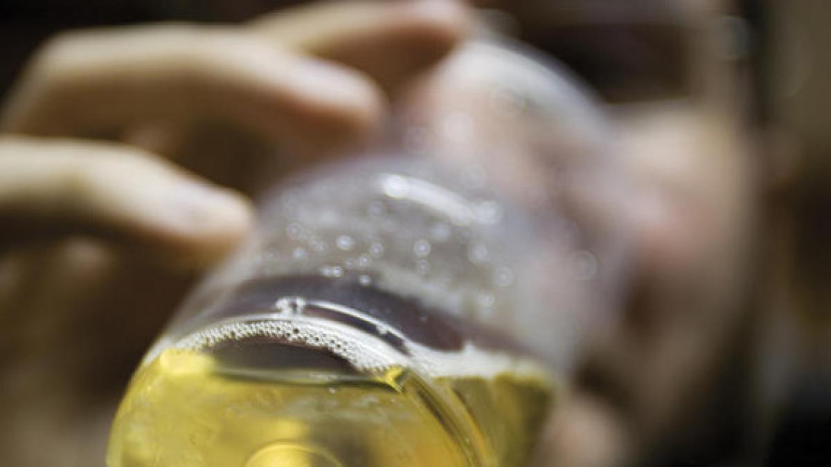 Un experimento del sesgo. Imagen obtenida de: https://imagenes.heraldo.es/files/article_amp/uploads/2015/08/28/_elriesgodepadecercanceraumentaconunconsumomoderadodealcoholimage380_350c5285.jpg