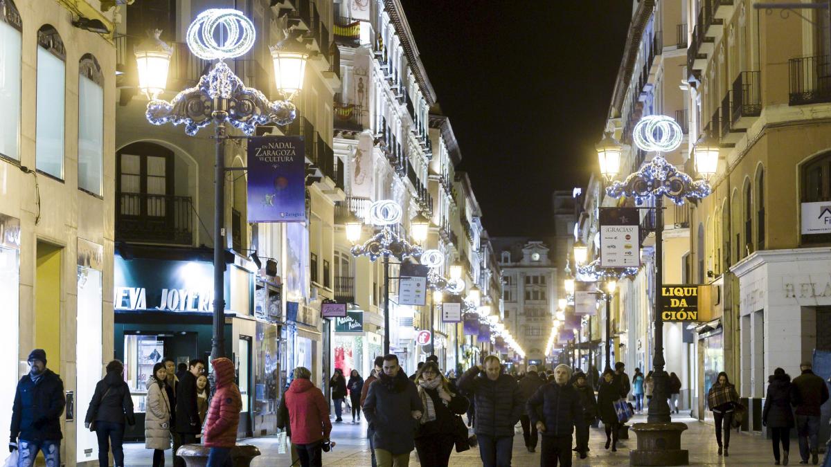 La Calle De Alfonso De Zaragoza Estrena Luces Navidenas Y La Plaza De Paraiso Un Arbol De 22 Metros