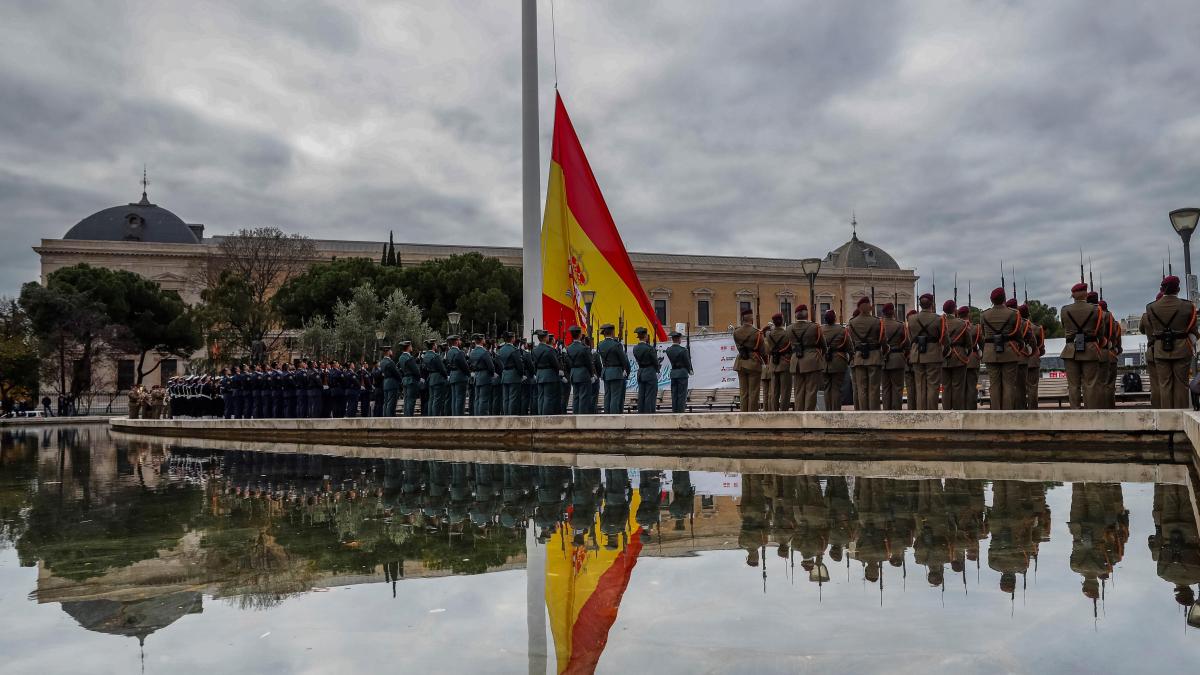 Batet Y Llop Presiden El Izado Solemne De Bandera En La Plaza De Colon