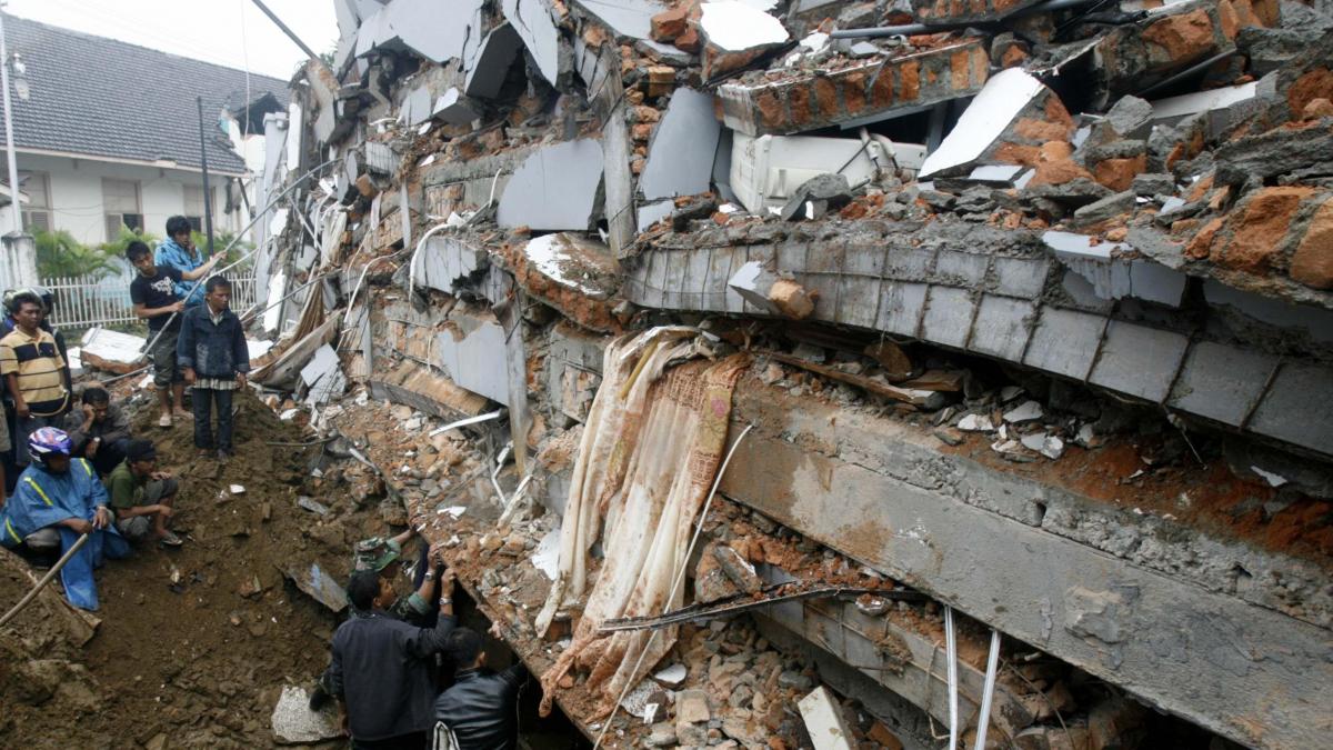 Al menos 1.100 muertos y numerosos desaparecidos por el terremoto en  Indonesia