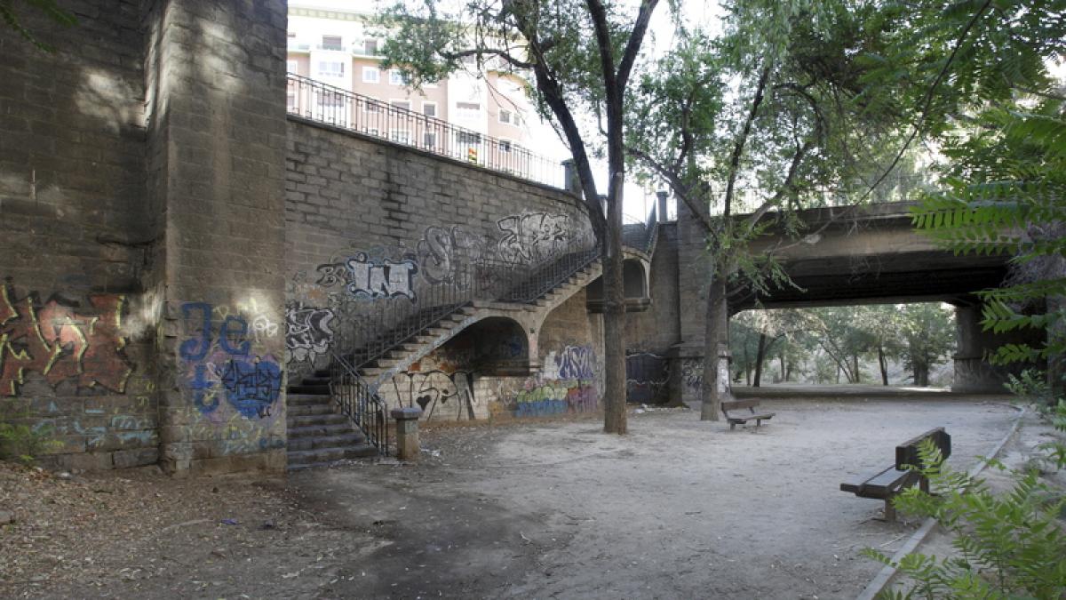 Muere Un Hombre De 45 Anos Tras Caer Por Las Escaleras Del Puente De Los Gitanos