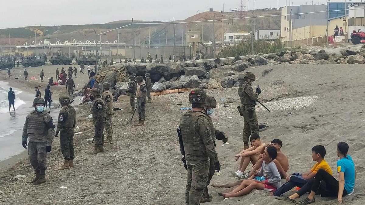 Un Submarinista De La Guardia Civil Salva La Vida De Una Bebe En Aguas De Ceuta
