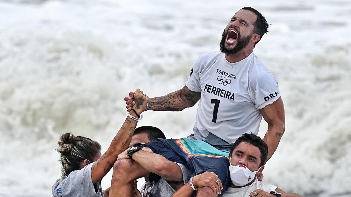 El brasileño Italo Ferreira, primer campeón olímpico en surf