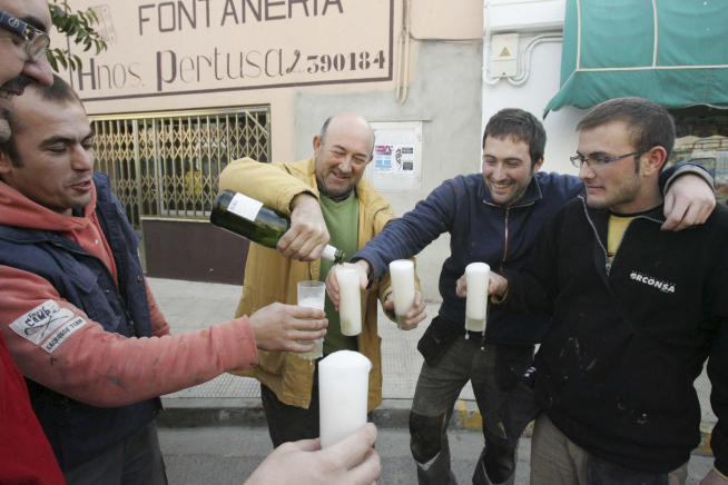 El champán corrió en Grañén en 2011, después de saber que el Gordo de Navidad había tocado íntegro en la localidad.