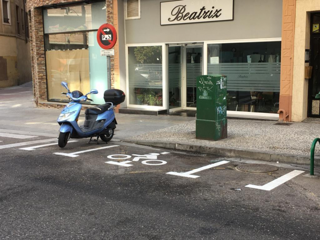 Aparcamiento en la calle Sixto Celorrio para motos.