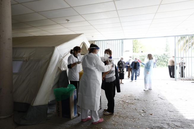 Primer día de vacunación en la carpa instalada en el centro de salud Torre Ramona de Zaragoza.