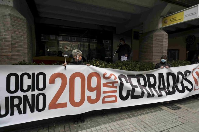 Protesta del sector del ocio nocturno en el SEPE de Zaragoza.