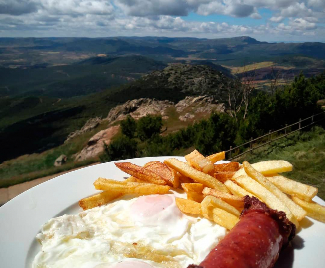 Los almuerzo a base de longaniza, panceta y huevos fritos con patatas son lo más demandado.