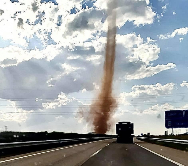 El tornado rozó la autovía a la altura de Caudé